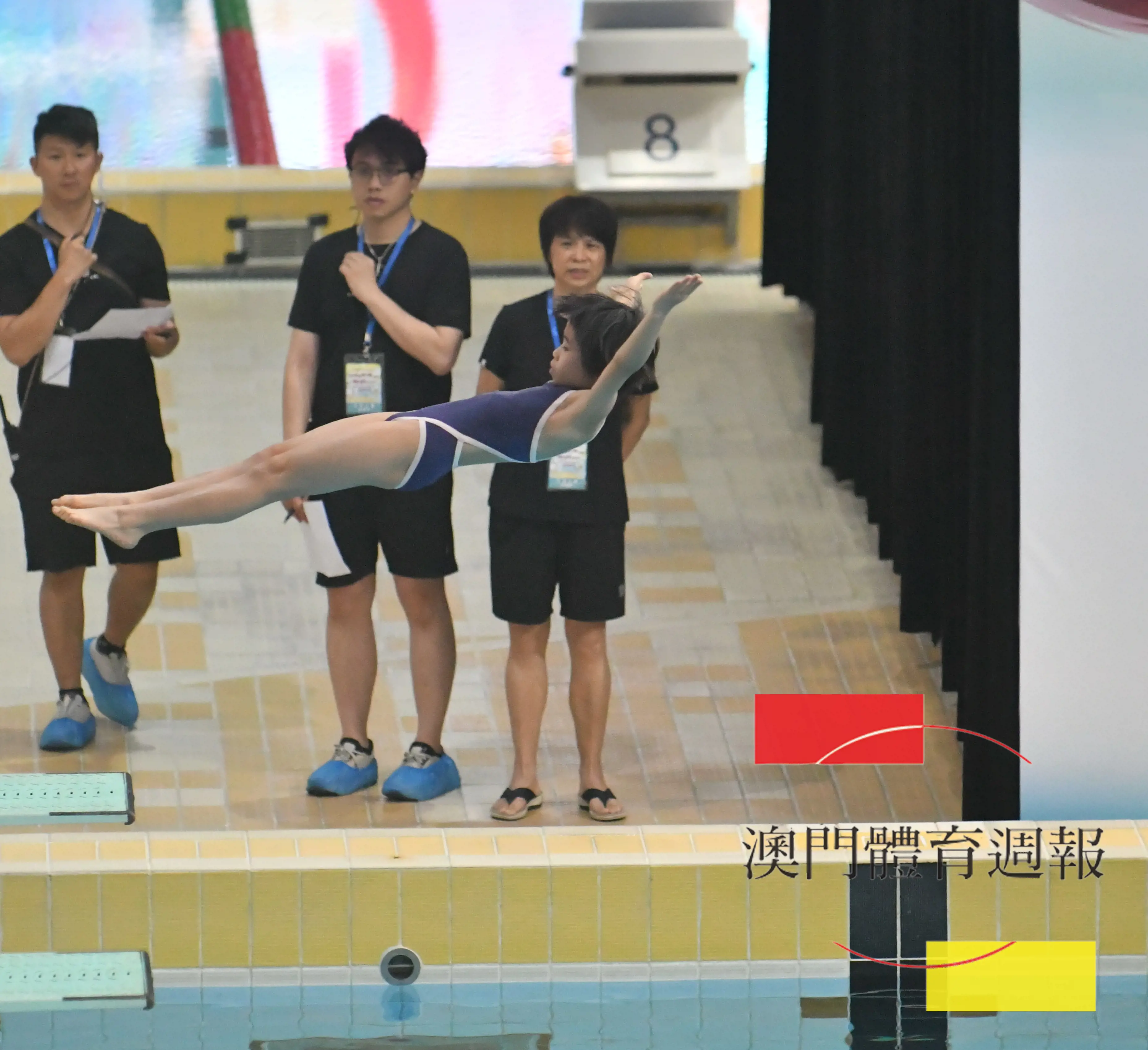 B3A 跳水主教練邱影屏金睛火眼關顧著學員黃可茵的演出.JPG